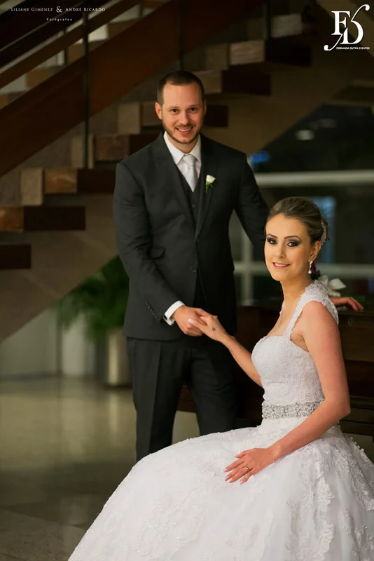 casamento com cerimônia na basílica nossa senhora das dores em porto alegre e festa e recepção no salão hannover da sogipa com decoração clássica elegante e sofisticada em dourado, branco e vermelho, com detalhe em pérolas por life eventos especiais empresa especializada na organização de casamentos em porto alegre