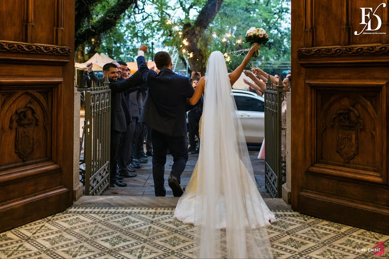 casamento com cerimônia na igreja santa teresinha da josé bonifácio em porto alegre e santissimo sacramento e recepção no salão dos espelhos do clube do comércio na andradas por life eventos especiais com decoração elegante sofisticada e luxuosa em porto alegre assessoria e cerimonial de eventos