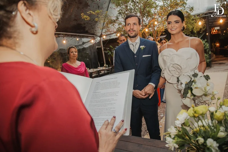 casamento mini-wedding no eat kitchen em novo hamburgo com decoração verde e branco estilo greenery cerimônia