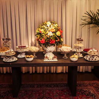 O casamento de Sílvia e Gustavo foi um verdadeiro conto de fadas, realizado no Merci Casa de Eventos, em Porto Alegre. Com a cerimônia e recepção no mesmo local, o evento refletiu a essência do amor do casal, com uma decoração repleta de romance e encanto.