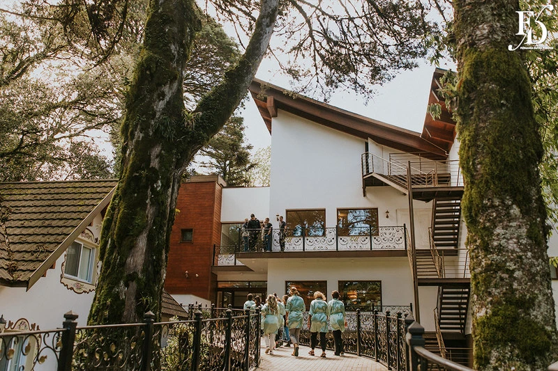 casamento destination wedding no hotel ritta hoppner em gramado com decoração clássica, elegante e botânica em tons de branco verde e fendi por life eventos especiais
