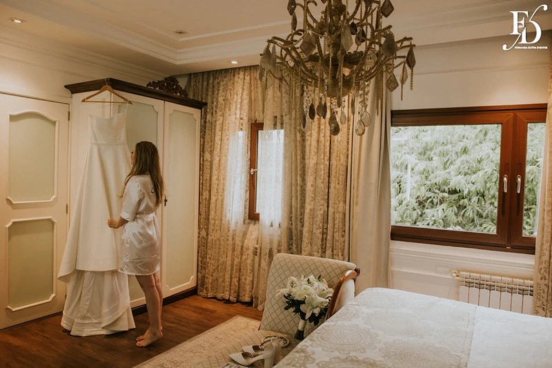 casamento destination wedding no hotel ritta hoppner em gramado com decoração clássica, elegante e botânica em tons de branco verde e fendi por life eventos especiais