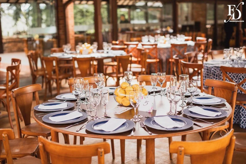 casamento diurno almoço de domingo em família no alto da capela decoração com limão siciliano nas mesas de convidados