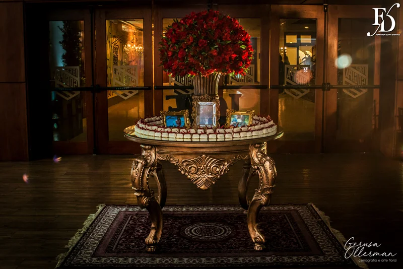 casamento com cerimônia na basílica nossa senhora das dores em porto alegre e festa e recepção no salão hannover da sogipa com decoração clássica elegante e sofisticada em dourado, branco e vermelho, com detalhe em pérolas por life eventos especiais empresa especializada na organização de casamentos em porto alegre