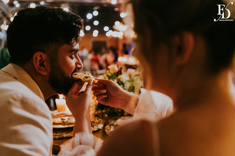 casamento divertido e animado na casa na chácara, em porto alegre; um casal jovem, despojado, que queria celebrar esse momento com um rodízio de pizza - casamento com pizza - decoração estilo boho wedding em tons terrosos cerimonial de life eventos especiais