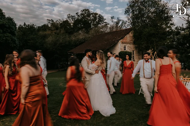 casamento divertido e animado na casa na chácara, em porto alegre; um casal jovem, despojado, que queria celebrar esse momento com um rodízio de pizza - casamento com pizza - decoração estilo boho wedding em tons terrosos cerimonial de life eventos especiais