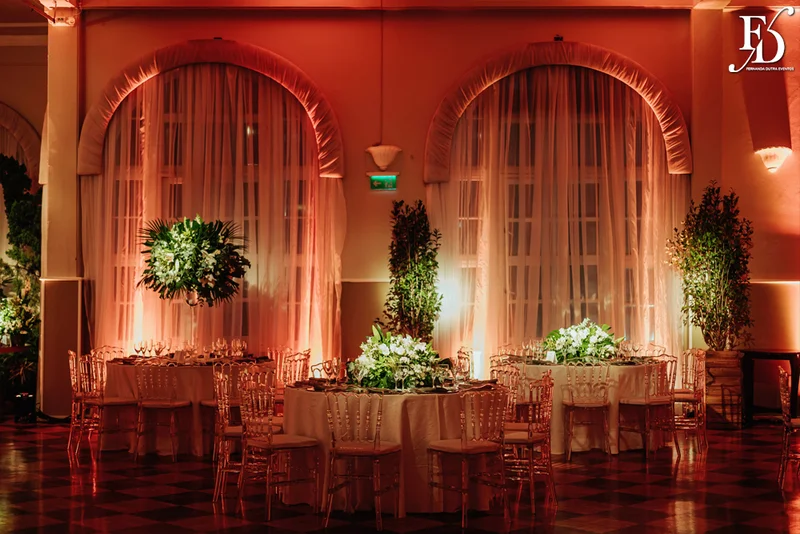 casamento com cerimônia e recepção realizados no salão imperatriz da associação leopoldina juvenil em porto alegre com decoração clássica em verde branco e prato por life eventos especiais assessoria de eventos em porto alegre