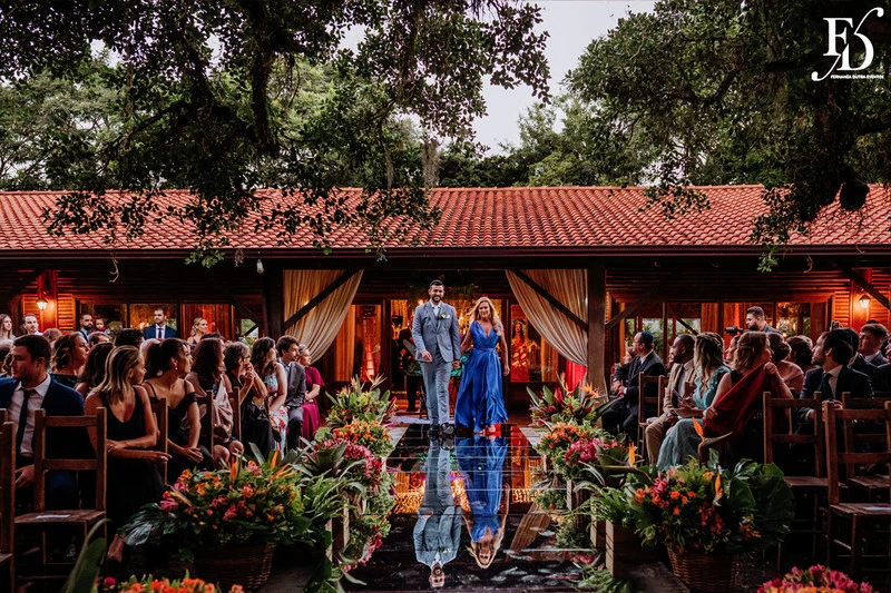 casamento judaico realizado no sítio da figueira em porto alegre com decoração exuberante botânica tropical festa linda com passarela de espelho cerimônia de casamento ao ar livre por life eventos especiais cerimonialista em porto alegre organização de casamentos cerimonia ao ar livre