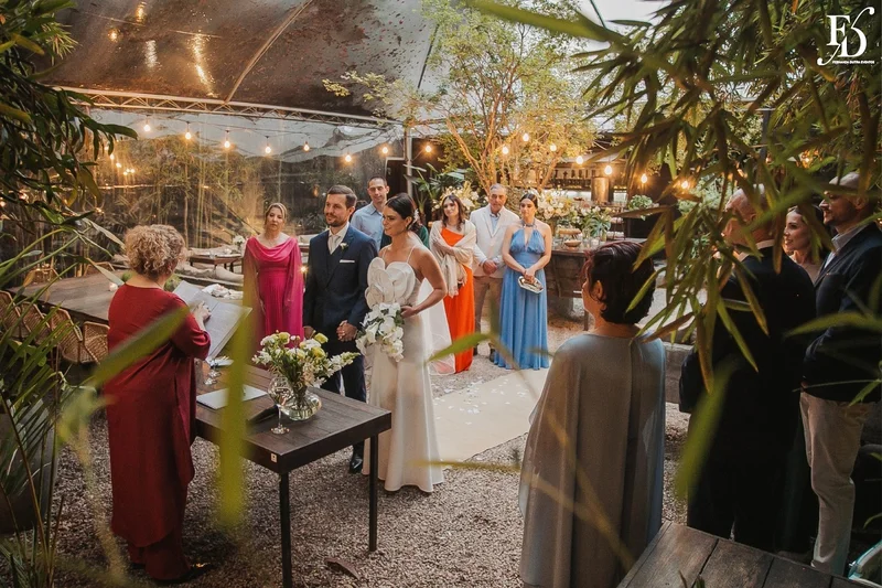casamento mini-wedding no eat kitchen em novo hamburgo com decoração verde e branco estilo greenery cerimônia