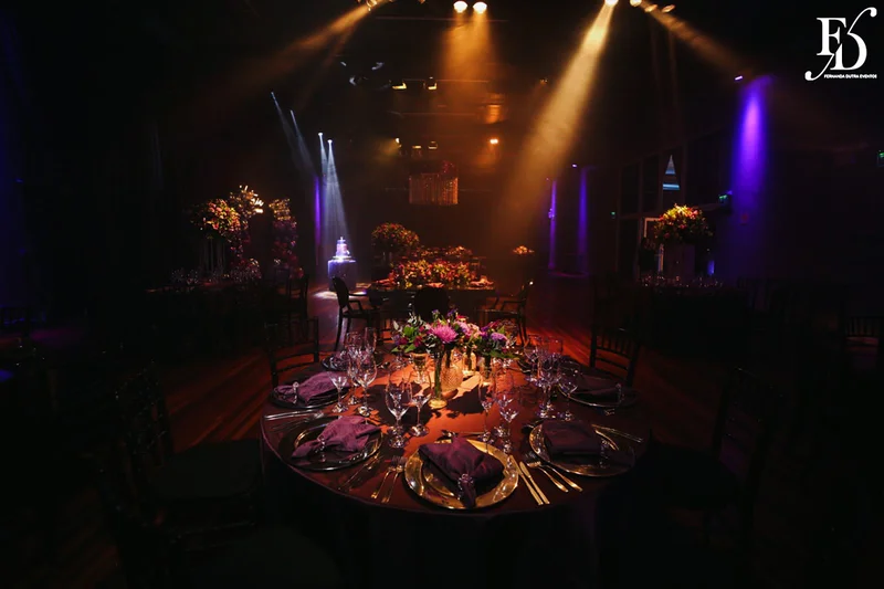 festa de aniversario de 15+2 evento adiado por 2 anos realizado na casa vetro em porto alegre com decoração moderna sofisticada luxuosa em tons de lilás e prata por life eventos especiais cerimonialista para festas de 15 anos em porto alegre