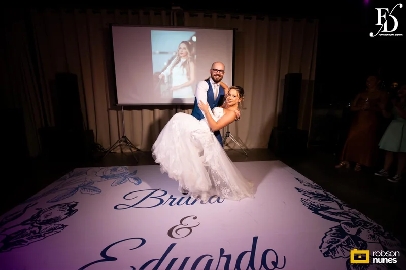 casamento no espaço paraíso em porto alegre com decoração moderna em azul marinho, dourado e girassóis; temática geek, com referências a funko pop, filmes e séries - por life eventos especiais
