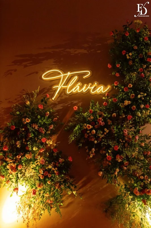 Entrada da festa de 15 anos de Flávia Fochesato no Salão Imperatriz, com painel personalizado e decoração floral