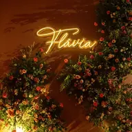 Entrada da festa de 15 anos de Flávia Fochesato no Salão Imperatriz, com painel personalizado e decoração floral