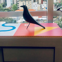 Eames House Bird sobre aparador na Reciclo