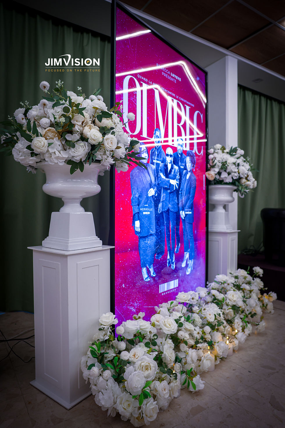 Écran numérique Jimvision entouré de fleurs blanches.