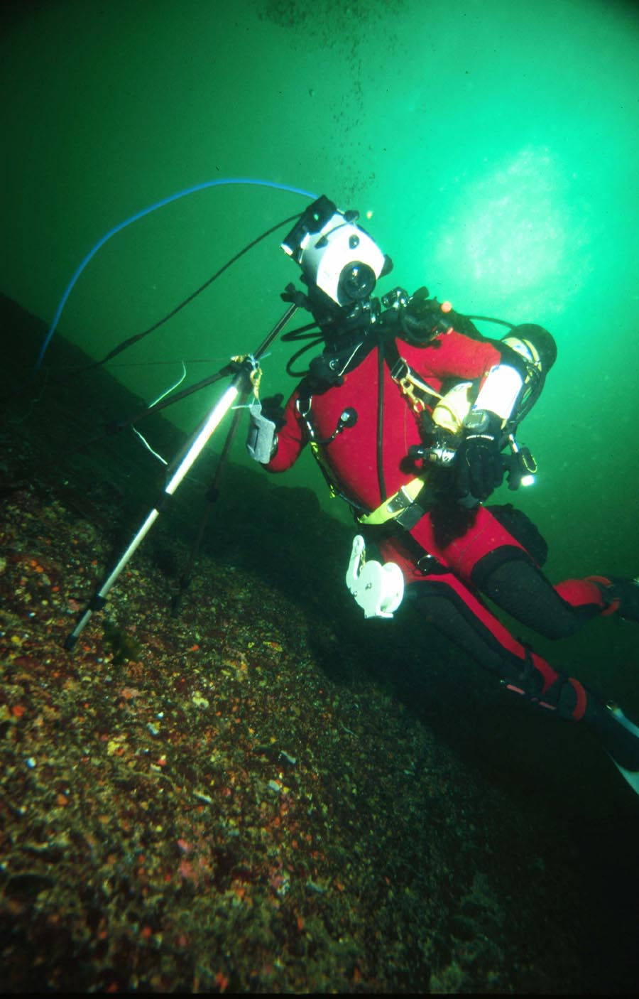 The objective of the project's first stage was to set up three high-resolution cameras at various depths feeding live continuous images to the research vessel above.