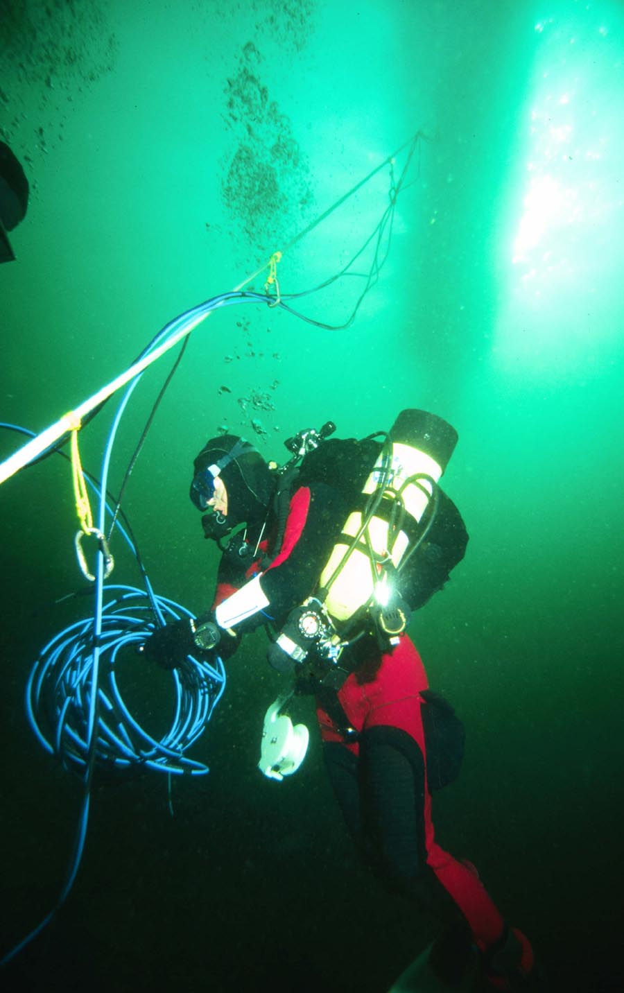 The objective of the project's first stage was to set up three high-resolution cameras at various depths feeding live continuous images to the research vessel above.