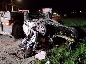 Acidente entre carro e caminhão deixa três mortos na BR-280