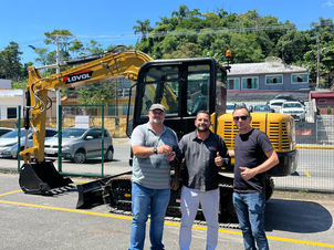 Prefeitura de Barra Velha recebe nova escavadeira Hidráulica para auxiliar na limpeza de valas e rios 