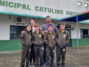 Alunos recebem uniformes de inverno em São João do Itaperiú