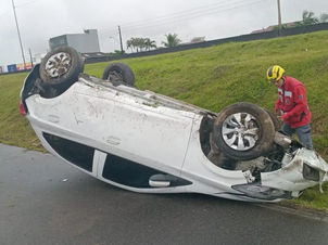 Médica capota carro após ser fechada por outro veículo na BR-101 em Barra Velha