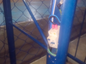 Vândalos voltam a depredar postes de iluminação na Praça do São Cristóvão