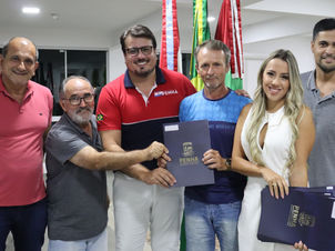 Governo Municipal entrega mais 100 matrículas aos moradores do Núcleo Damásia, no Gravatá, através da REURB