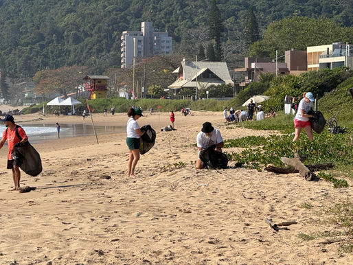 Voluntários se reuniram para limpeza da Praia Grande no último sábado