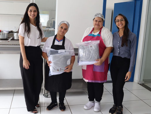 Serventes e merendeiras da rede municipal de ensino de Penha recebem uniformes padronizados
