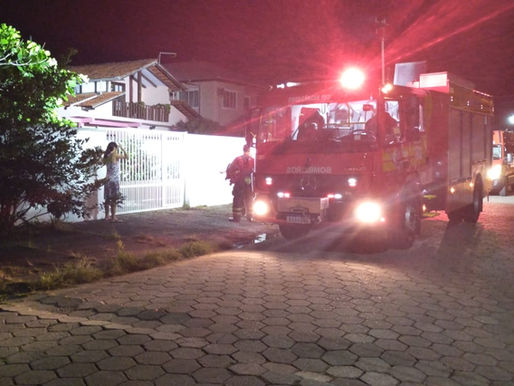 Incêndio Residencial em Barra Velha-SC: Uma Noite de Ação e Precaução
