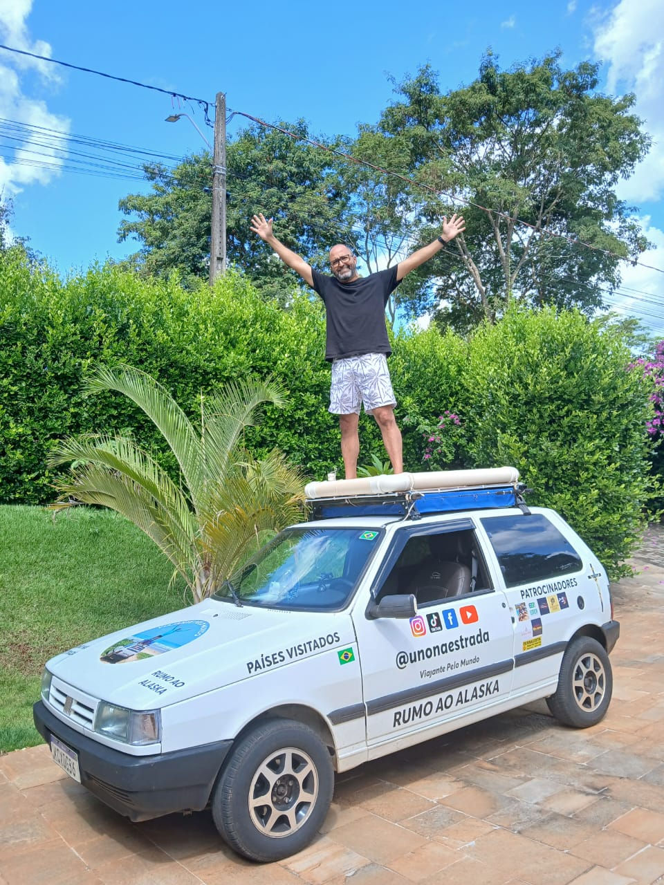 Goiano pretende chegar ao Alasca com um Fiat Uno e hoje passa por Barra Velha (SC)