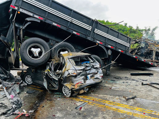 MG: acidente com ônibus, carreta e carro deixa 38 mortos
