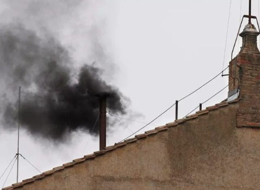 Fumaça preta indica que conclave não elegeu novo Papa no primeiro dia