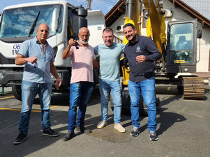 Prefeito Douglas da Costa de Barra Velha reforça frota municipal com dois novos caminhões basculante