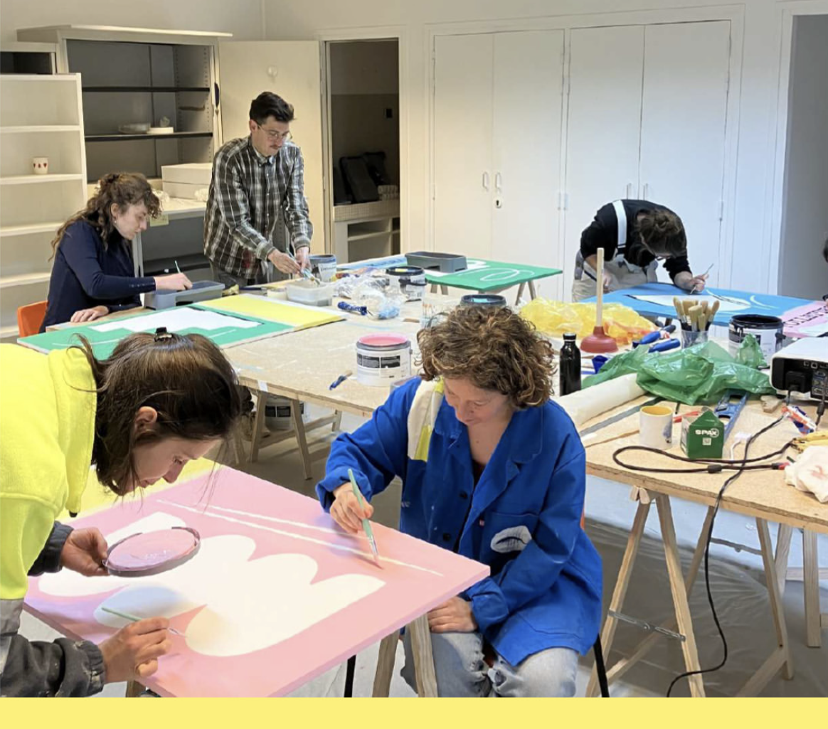 peinture de la signalétique de l'atelier dulcie september