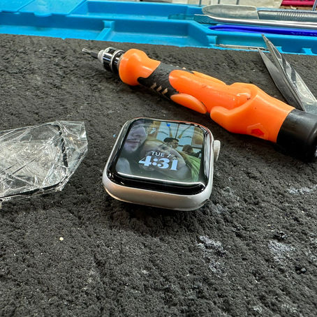 รับซ่อม Apple Watch สุราษฎร์ธานี ลูกค้านำเครื่อง Apple Watch S4 40mm มาลอกกระจก