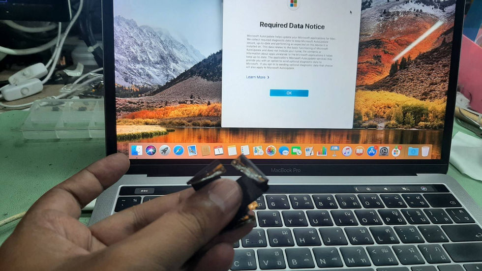 รับซ่อม Macbook สุรินทร์ ลูกค้านำเครื่อง macbook Pro A1706 มาเปลี่ยนแพรจอ