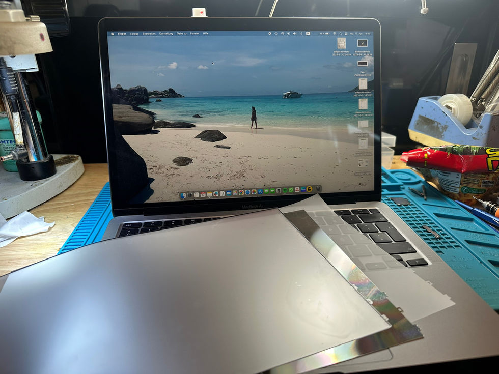 รับซ่อม Macbook สุโขทัย ลูกค้านำเครื่อง Macbook Air A2337 มาเปลี่ยนแผ่นฟีล์ม แก้ไขอาการน้ำเข้าจอ