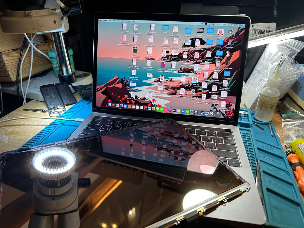 รับซ่อม macbook กาฬสินธุ์ ลูกค้านำเครื่อง Macbook Pro A1706 มาเปลี่ยนจอใน แก้ไขอาการจอเป็นเส้น