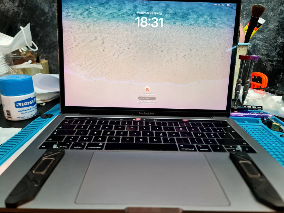 รับซ่อม Macbook สระแก้ว ลูกค้านำเครื่อง Macbook Pro A1989 มาเปลี่ยนลำโพง