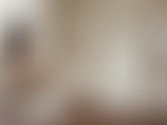 Atelier de producción de vestidos de novia en lotes pequeños mostrando telas de alta calidad