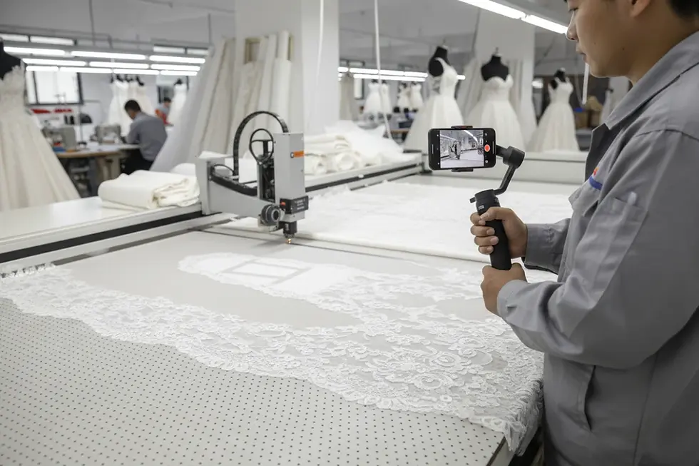 Operatore video esegue una Video-Fabrikführung Brautmode in una fabbrica di abiti da sposa