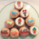čokoládové cupcakes s malinovým krémem, zdobené L.O.L. panenkami