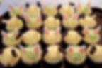 čokoládové cupcakes s vanilkovým krémem ve stylu Alenka v říši divů