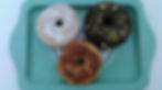 donuty s cukrem, karamelem a čokoláda s pistácií