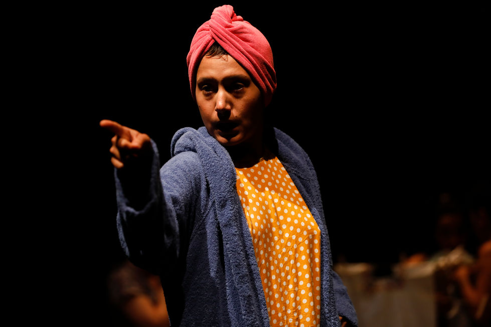 Eunice Guerrero en escena. Obra Gruta del Colectivo Beznei.