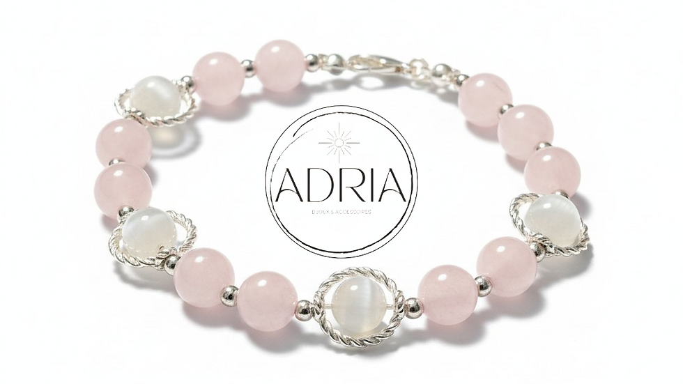 Vue rapprochée d’un collier en quartz rose sur un fond en bois clair