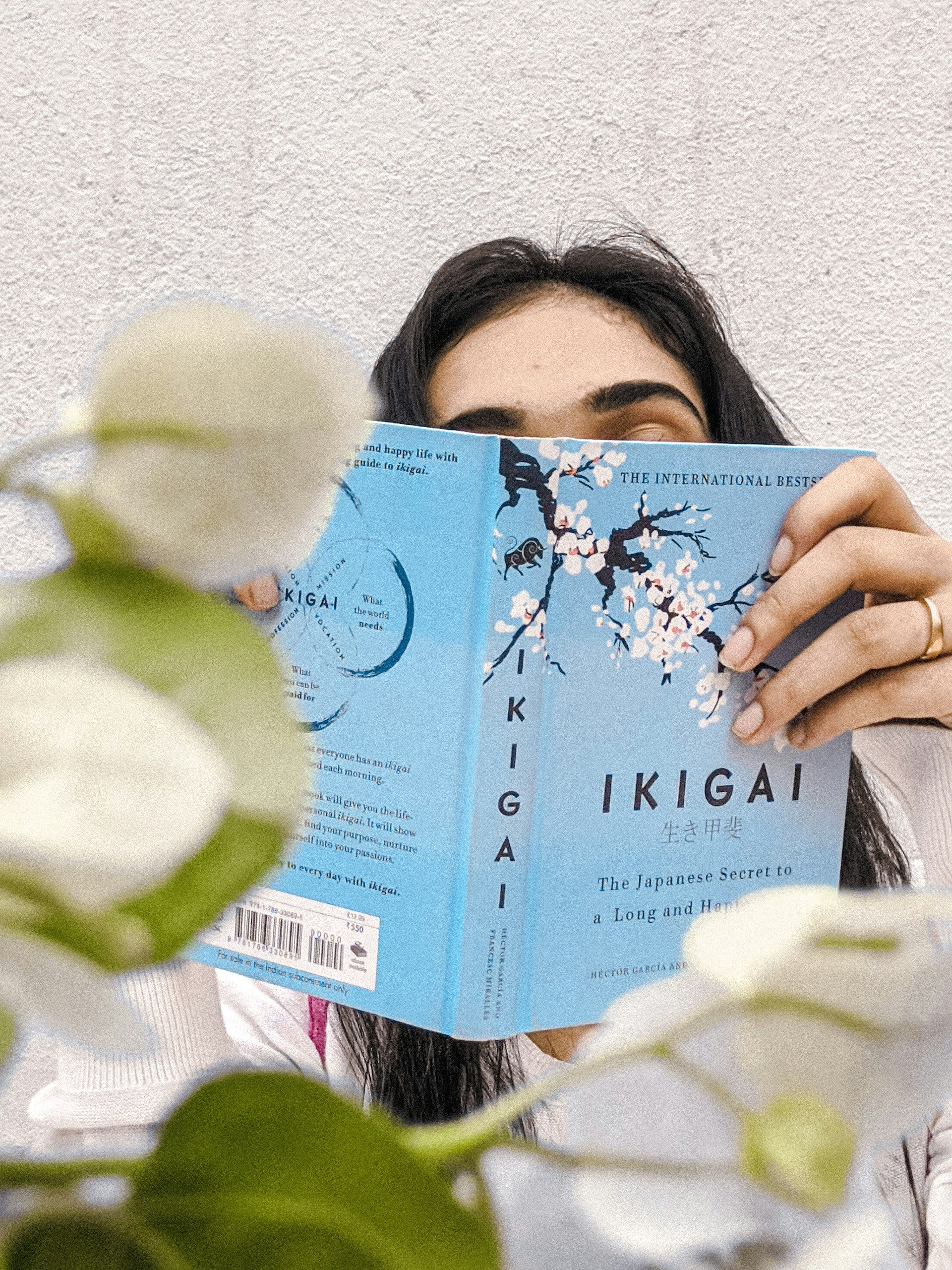 生きがいの本を読んでいる女性