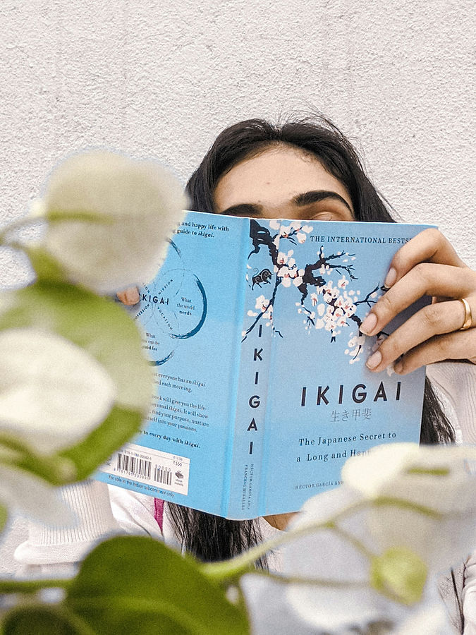 生きがいの本を読んでいる女性