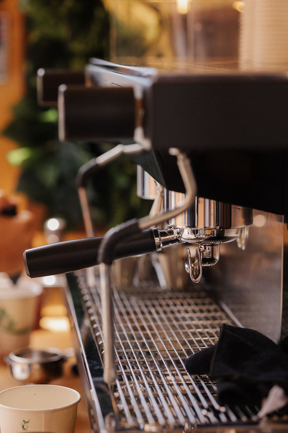 Siebträgermaschine vom Kaffeembil im Seitenprofil